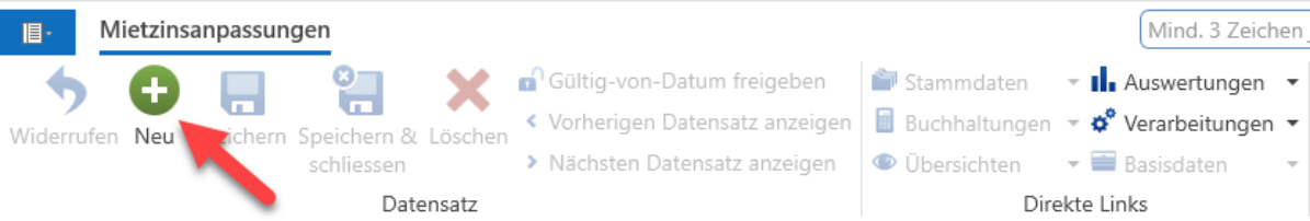 Menüband «Mietzinsanpassungen»: der rote Pfeil zeigt auf die Schaltfläche «Neu» in der Gruppe «Datensatz»; rechts die direkten Links Stammdaten, Buchhaltungen, Übersichten und Auswertungen.