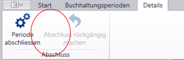 Ribbon-Register «Details» der Buchhaltungsperioden mit der Schaltfläche «Periode abschliessen» und der ausgegrauten Schaltfläche «Abschluss rückgängig machen».