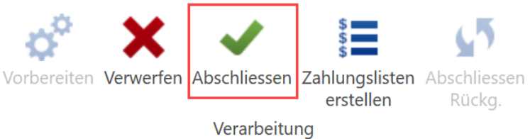 Menüband «Verarbeitung» der Verzinsung: rot umrandet die Schaltfläche «Abschliessen» zwischen Verwerfen und «Zahlungslisten erstellen».