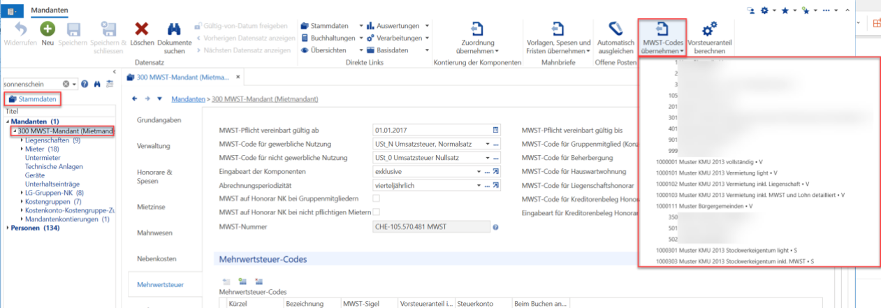Dieselbe Maske mit aufgeklappter Schaltfläche «MWST-Codes übernehmen»: die Liste zeigt die Mandanten und Musterkontenpläne, aus denen die Codes übernommen werden können, je mit Kürzel V oder S.