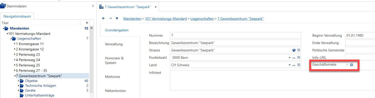 Stammdaten-Register «Grundangaben» einer Liegenschaft, rot markiert das gesetzte Häkchen beim Feld «Geschäftsmiete» rechts neben Land und Politischer Gemeinde.