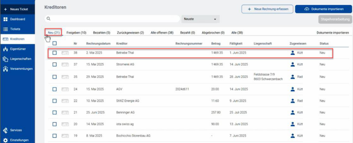 Portal, Kreditoren, Reiter «Neu»: die Rechnungsliste mit Nr, Rechnungsdatum, Kreditor, Rechnungsnummer, Betrag, Fälligkeit, Liegenschaft, Zugewiesen und Status; die Zeile ist hervorgehoben.