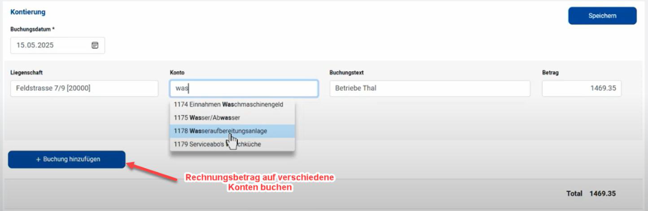 Portal, Kontierung: der Pfeil zeigt auf die Schaltfläche «+ Buchung hinzufügen» mit dem Hinweis «Rechnungsbetrag auf verschiedene Konten buchen»; im Kontofeld ist die Trefferliste offen.