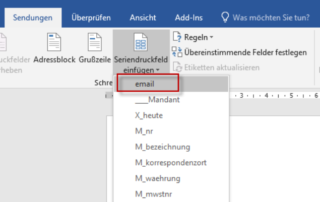 Word-Menü «Seriendruckfeld einfügen» mit rot markiertem Feld «email» zuoberst, darunter Felder wie «Mandant», «X_heute», «M_nr» und «M_bezeichnung».
