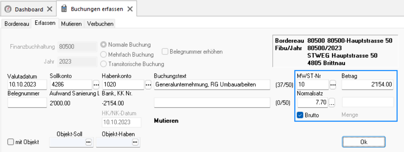 Maske «Buchungen erfassen»: Soll «4286 Aufwand Sanierung Liegenschaft», Haben «1020 Bank, KK»; blau umrandet der MWST-Block mit Nr. 10, «Normalsatz 7.70», Bruttobetrag und Flag «Brutto».