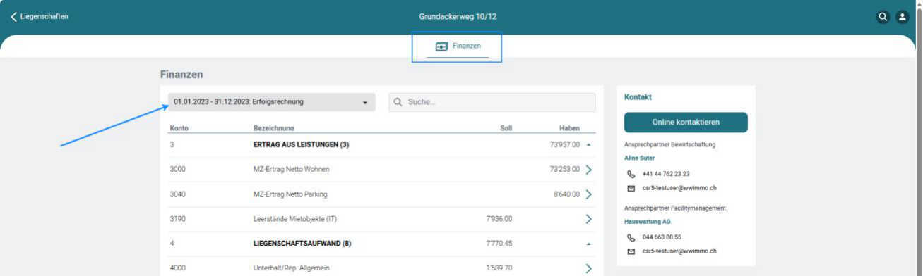 Portalsicht des Revisors, Register Finanzen: oben Jahr und Auswertungsart, darunter die Kontenliste mit Konto, Bezeichnung, Soll und Haben und je Zeile ein Pfeil zu den Buchungsbelegen.