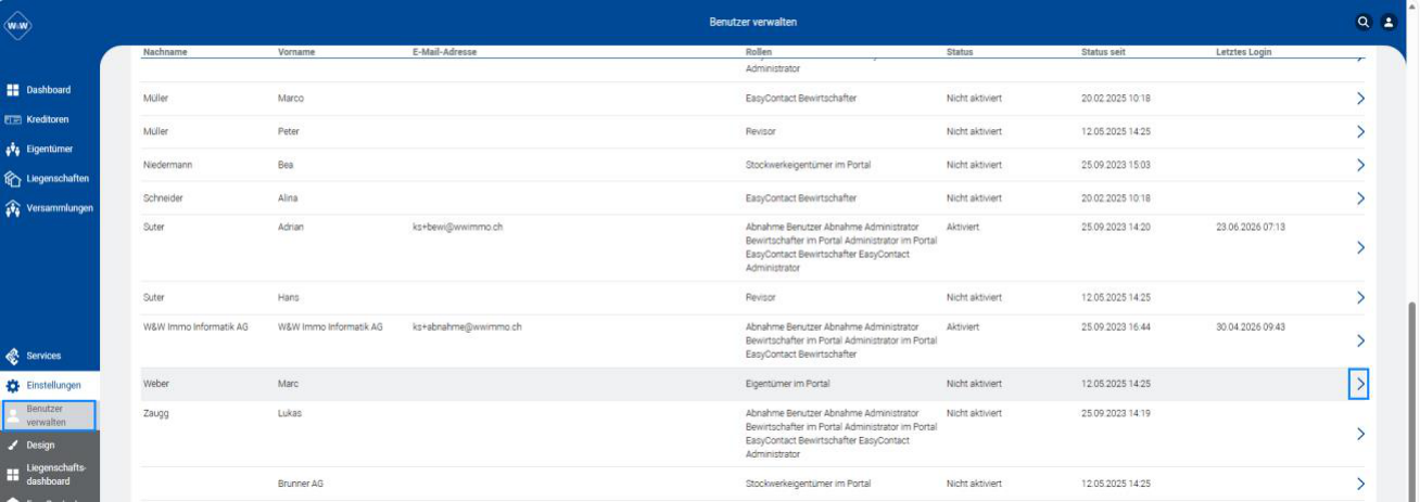 Portal, Einstellungen / Benutzer verwalten: die Tabelle listet Nachname, Vorname, E-Mail, Rollen, Status, «Status seit» und «Letztes Login»; der Pfeil führt in die Benutzerdetails.