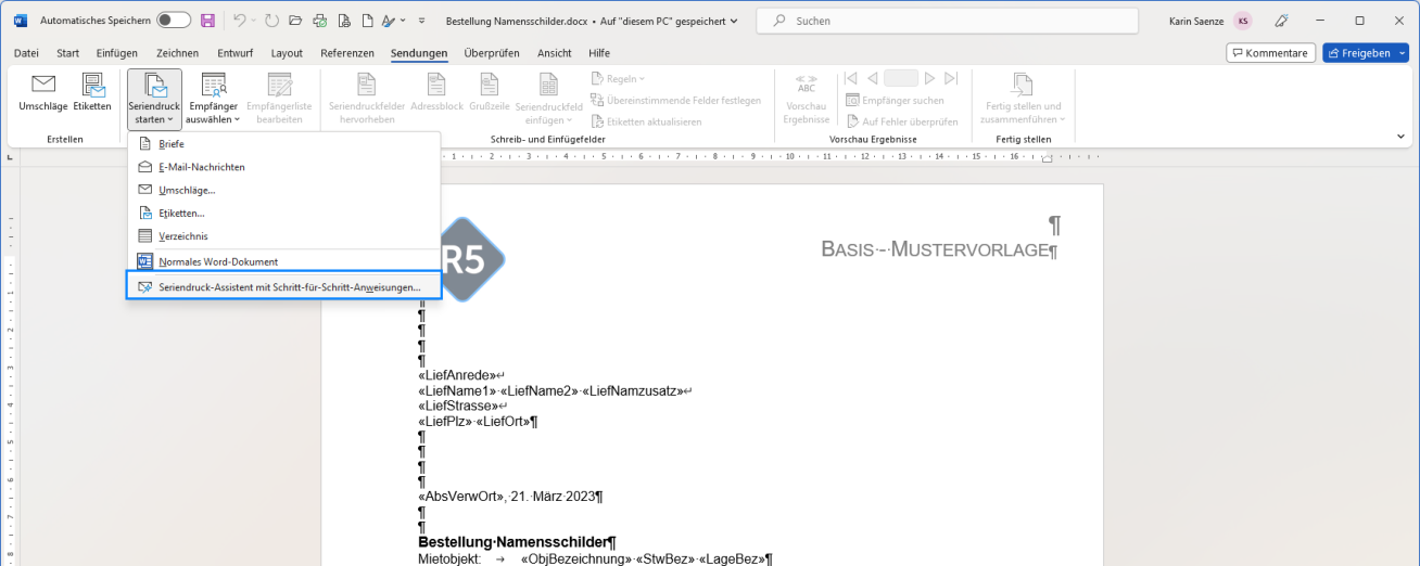 Word mit der Vorlage «Bestellung Namensschilder.docx», Register «Sendungen»: «Seriendruck starten» ist aufgeklappt, hervorgehoben der «Seriendruck-Assistent»; im Dokument die Lief-Seriendruckfelder.